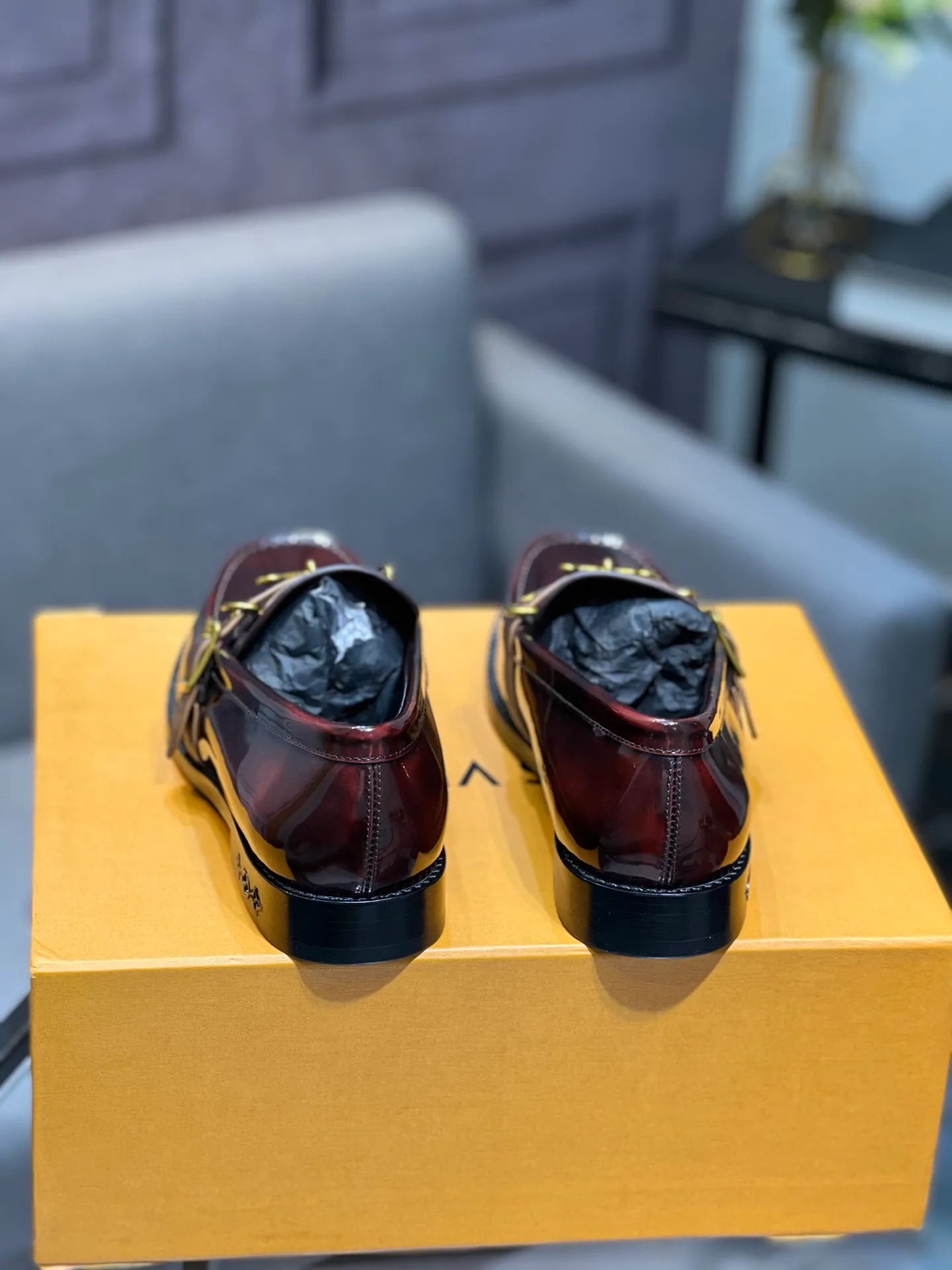 Men's shoes 💰960 LV top luxury brand, high-quality men's business formal leather shoes, imported genuine leather soles! Customized imported leather, the first layer of open-edge beaded lacquered cowhide, the texture is incomparable, the imported cowhide lining, high-end high-end shoes, don't miss it! size:39-44 (Male 38 45 46 customized)